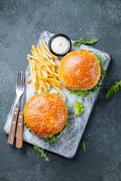 Due hamburger freschi fatti in casa con patate fritte.