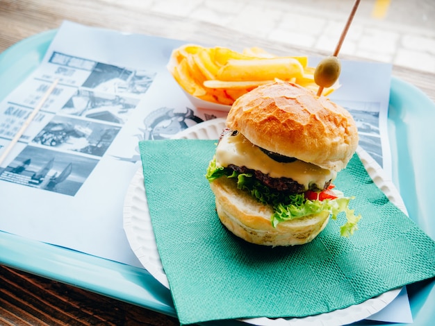 Due hamburger su un vassoio in un caffè. Burger Cafe a Spalato, sul lungomare, Croazia.