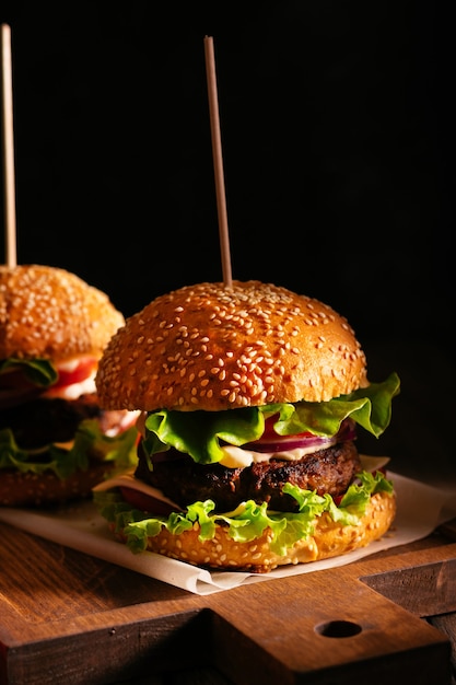 Due hamburger su una tavola di legno