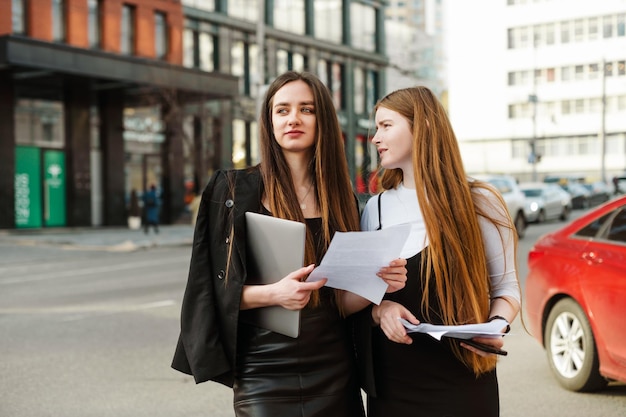 Due impiegati della ragazza che parlano del lavoro durante una passeggiata