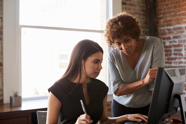 Due Imprenditrici Che Lavorano Al Computer In Ufficio