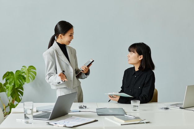 Due imprenditrici che parlano in ufficio minimo