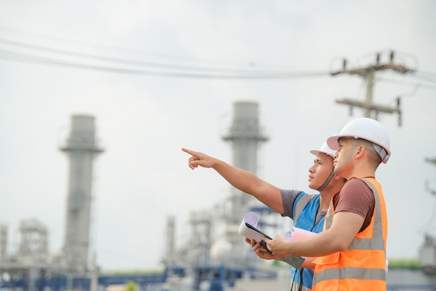 Due ingegneri che lavorano alla centrale elettricaLavora insieme felicementeAiutatevi a vicenda ad analizzare il problemaConsultare sulle linee guida di sviluppo