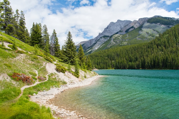 Due Jack Lake nel parco nazionale di Banff, Canada in giornata soleggiata e nuvolosa