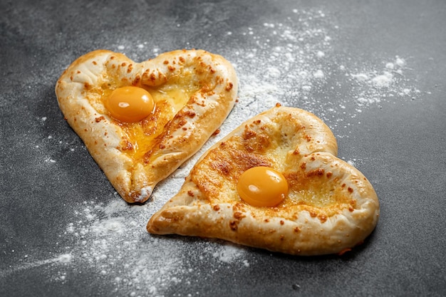 Due khachapuri a forma di cuore cenano in un ristorante georgiano per due il giorno di San Valentino