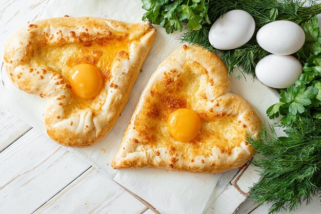 Due khachapuri a forma di cuore cenano in un ristorante georgiano per due il giorno di San Valentino