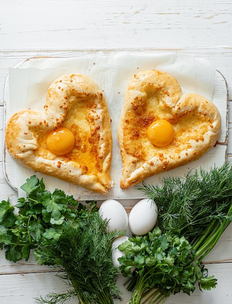 Due khachapuri a forma di cuore cenano in un ristorante georgiano per due il giorno di San Valentino