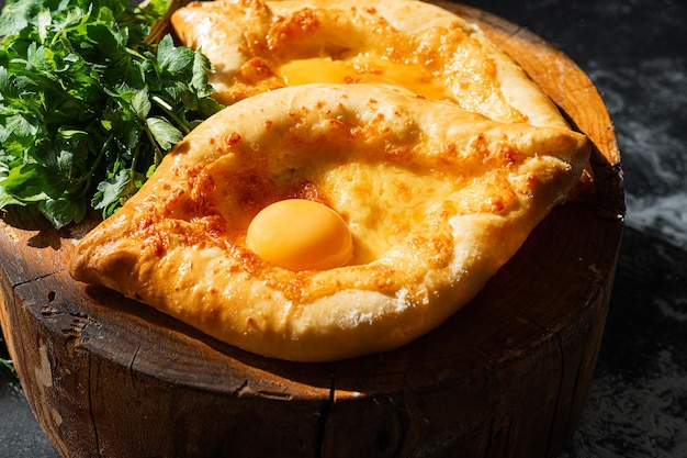 Due khachapuri adjarian nel tradizionale stile georgiano classico