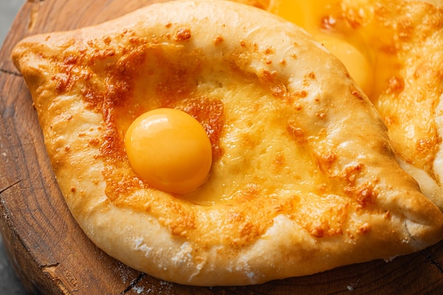 Due khachapuri adjarian nel tradizionale stile georgiano classico