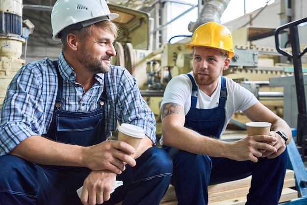 Due lavoratori in pausa caffè