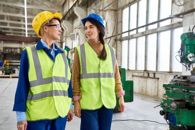 Due lavoratrici nella pianta moderna