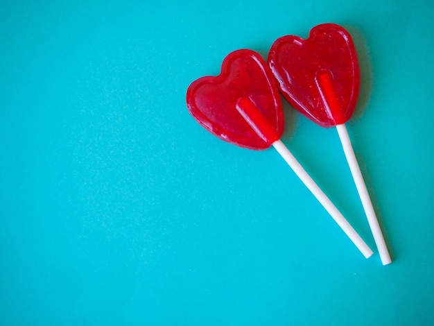 Due lecca-lecca di cuore, concetto di amore. San Valentino