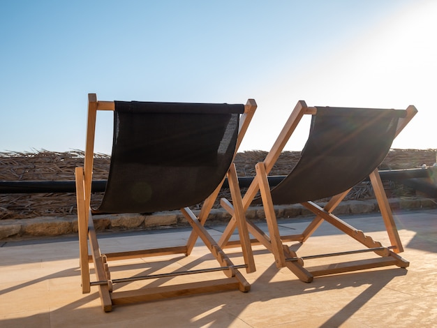 Due letti tropicali della spiaggia con cielo blu.