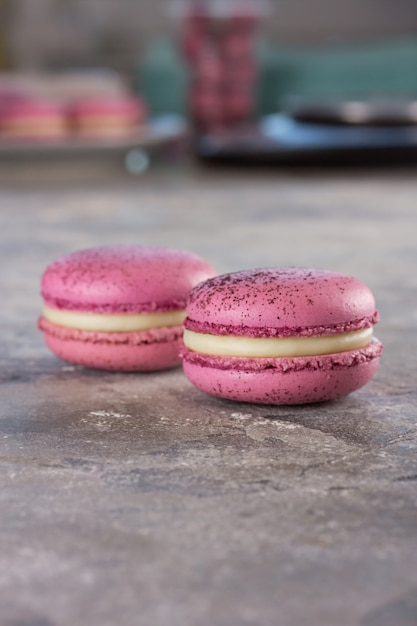 Due macarons su un tavolo grigio