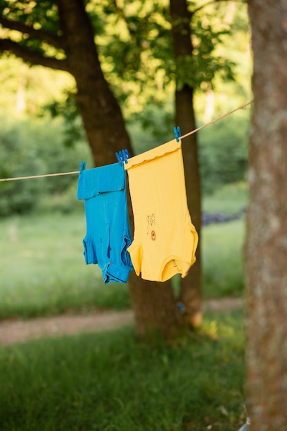 Due magliette gialle e blu appendono alla corda i due colori dell'associazione bandiera