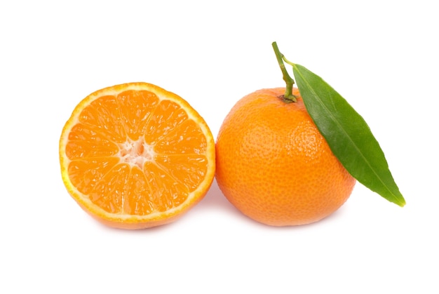 Due mandarini arancioni con foglia verde isolati su sfondo bianco