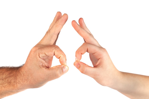 Due mani prendono il gesto del segno giusto su bianco