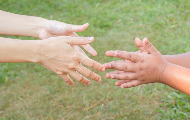 due mani protese, sorella e fratello