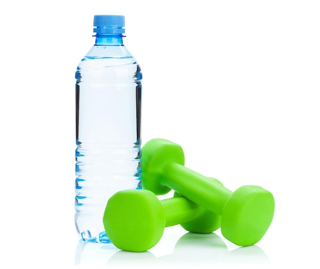 Due manubri verdi e una bottiglia d'acqua Fitness e salute