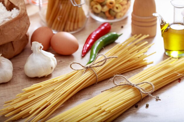 Due mazzi di spaghetti crudi