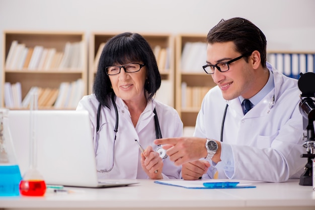 Due medici che lavorano in laboratorio