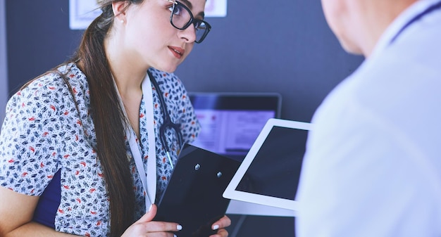 Due medici che parlano in un ufficio luminoso