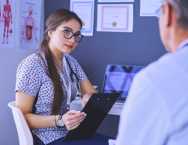 Due medici che parlano in un ufficio luminoso