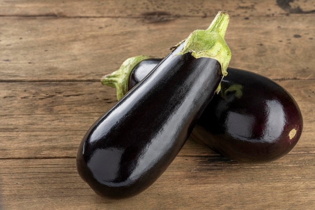 Due melanzane fresche su un tavolo di legno