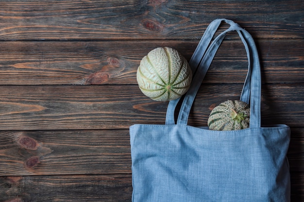 Due meloni rotolarono fuori dalla borsa.