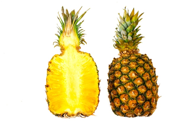 Due metà dell'ananas maturo dolce isolato su bianco.