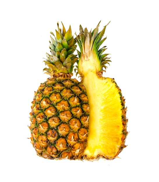 Due metà dell'ananas maturo dolce isolato su priorità bassa bianca. Foto di studio