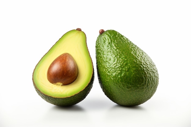 Due metà di avocado fresco isolato su bianco