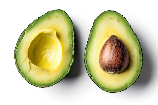 Due metà di avocado fresco isolato su sfondo bianco Elemento di progettazione per l'etichetta del prodotto e il catalogo