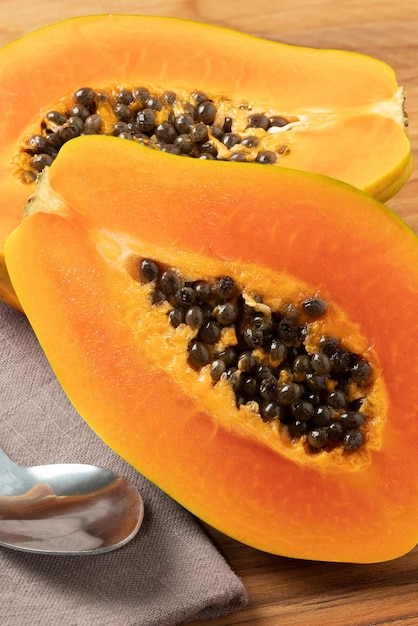 Due metà di papaya matura