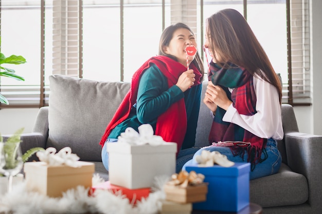 Due migliori amiche asiatiche delle donne divertendosi insieme durante il nuovo anno