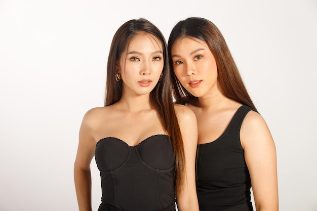 Due migliori amici mezzo corpo ritratto di 20 anni belle donne asiatiche neri lunghi capelli lisci