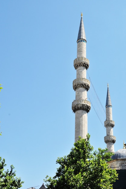 Due minareti contro il cielo blu. Minareti a Istanbul. Primo piano dei minareti in una giornata estiva.