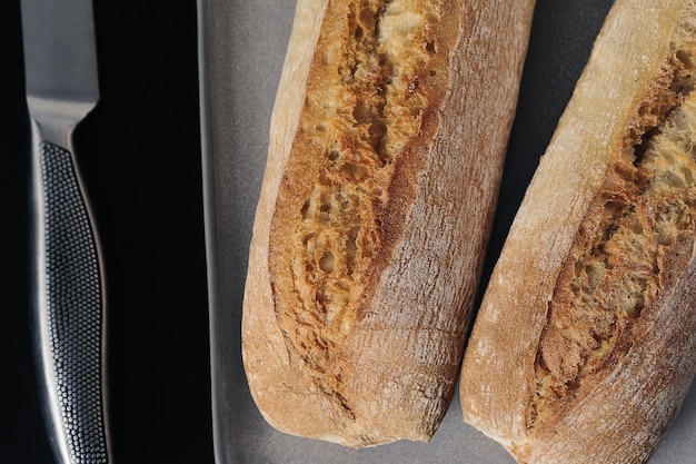 Due mini baguette su sfondo nero - Cucina francese - Vista dall'alto piatto