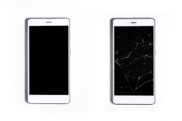 Due moderni smartphone touch mobili. Intero e con uno schermo di vetro rotto, isolato