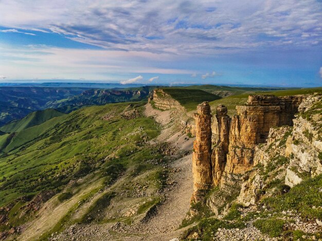 Due monaci rocce l'altopiano di Bermamyt KarachayRepubblica circassiana Russia 2021