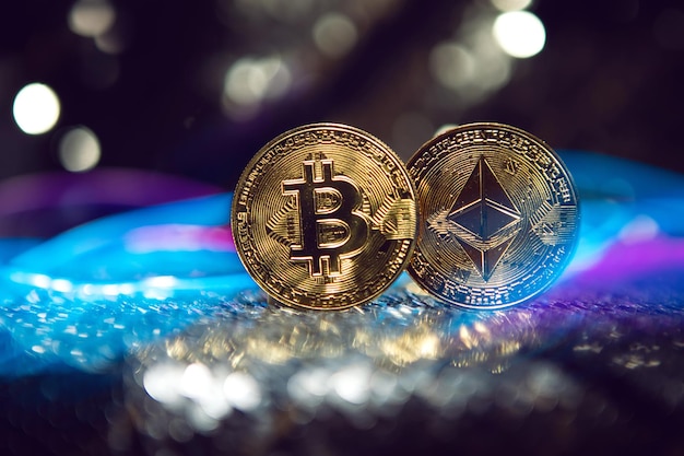 Due monete di ferro d'oro ethereum e bitcoin su sfondo argento lucido. cyberpunk filo blu e rosa in futuro