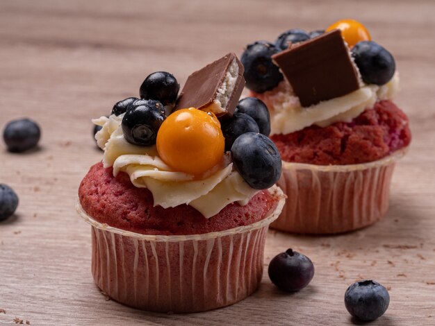 Due muffin alla frutta fatti in casa con frutti di bosco e cioccolato