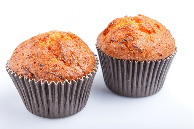 Due muffin alle carote isolati su bianco