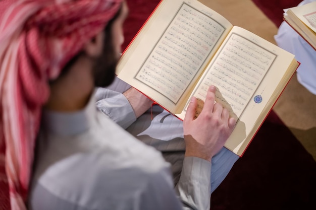 due musulmani in moschea leggono insieme il corano concetto di educazione islamica e scuola di libro sacro kuran