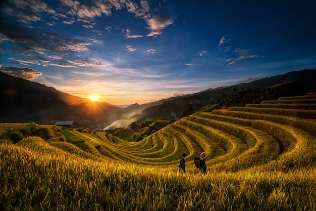 Due non identificati vietnamiti Hmong stanno camminando nel fantastico paesaggio della terrazza del campo di riso per la preparazione