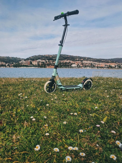 due normali scooter in piedi per strada. Vita attiva. Concetto di sport. Tipo di trasporto ecologico