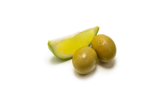 Due olive e pezzi di limone e lime isolati