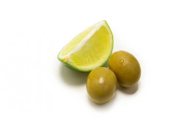 Due olive e pezzi di limone e lime isolati