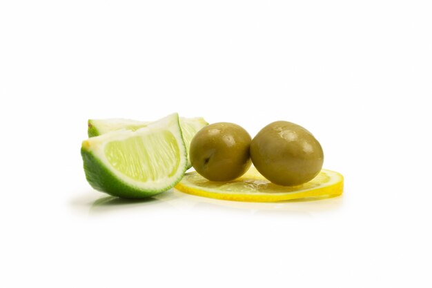 Due olive e pezzi di limone e lime isolati