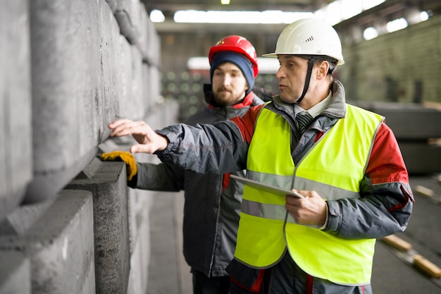 Due operai nell'impianto industriale